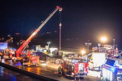 Denkendorf: Sattelzug rast in S21 Baustelle und faellt in tiefes Loch
